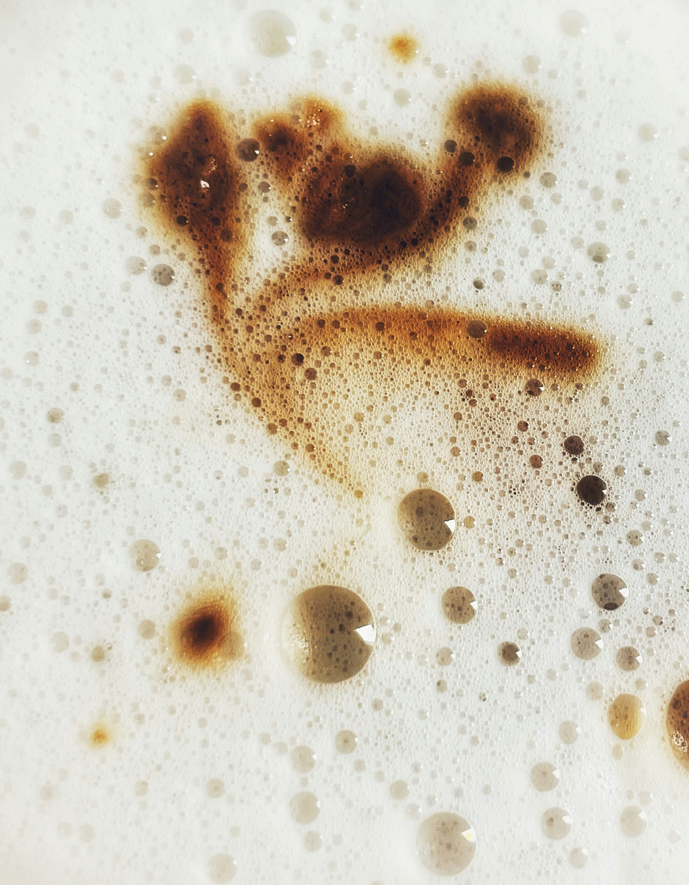 um close up de uma substância marrom em uma superfície branca