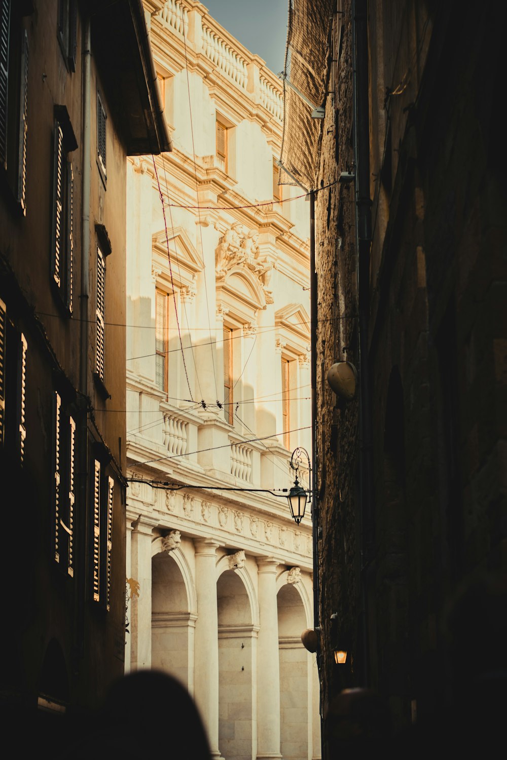 a narrow street with a building in the background