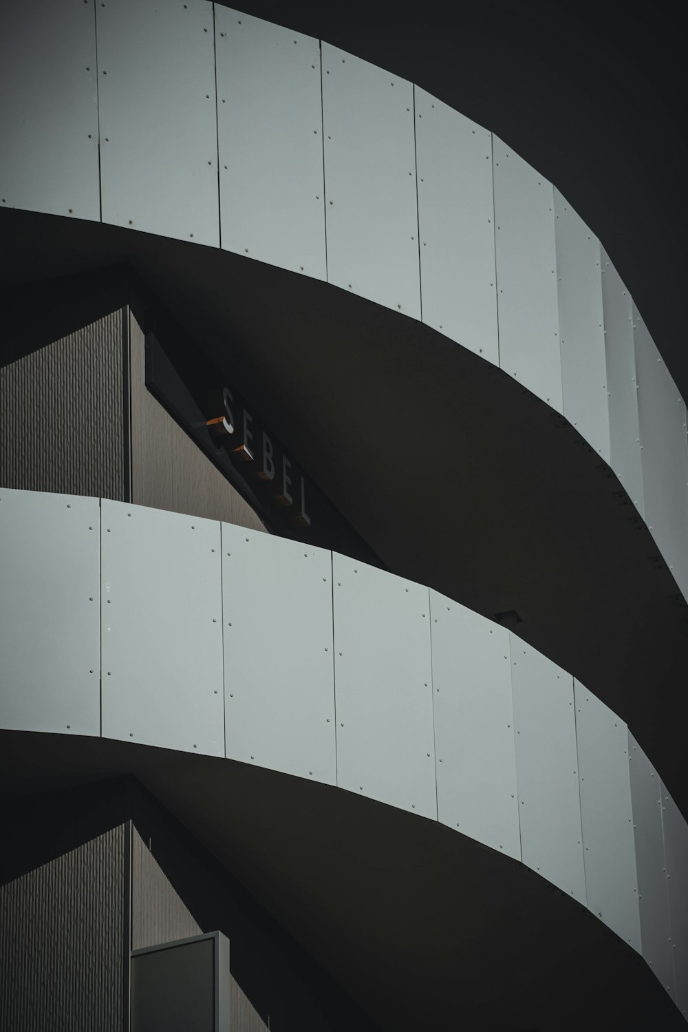 a black and white photo of a building