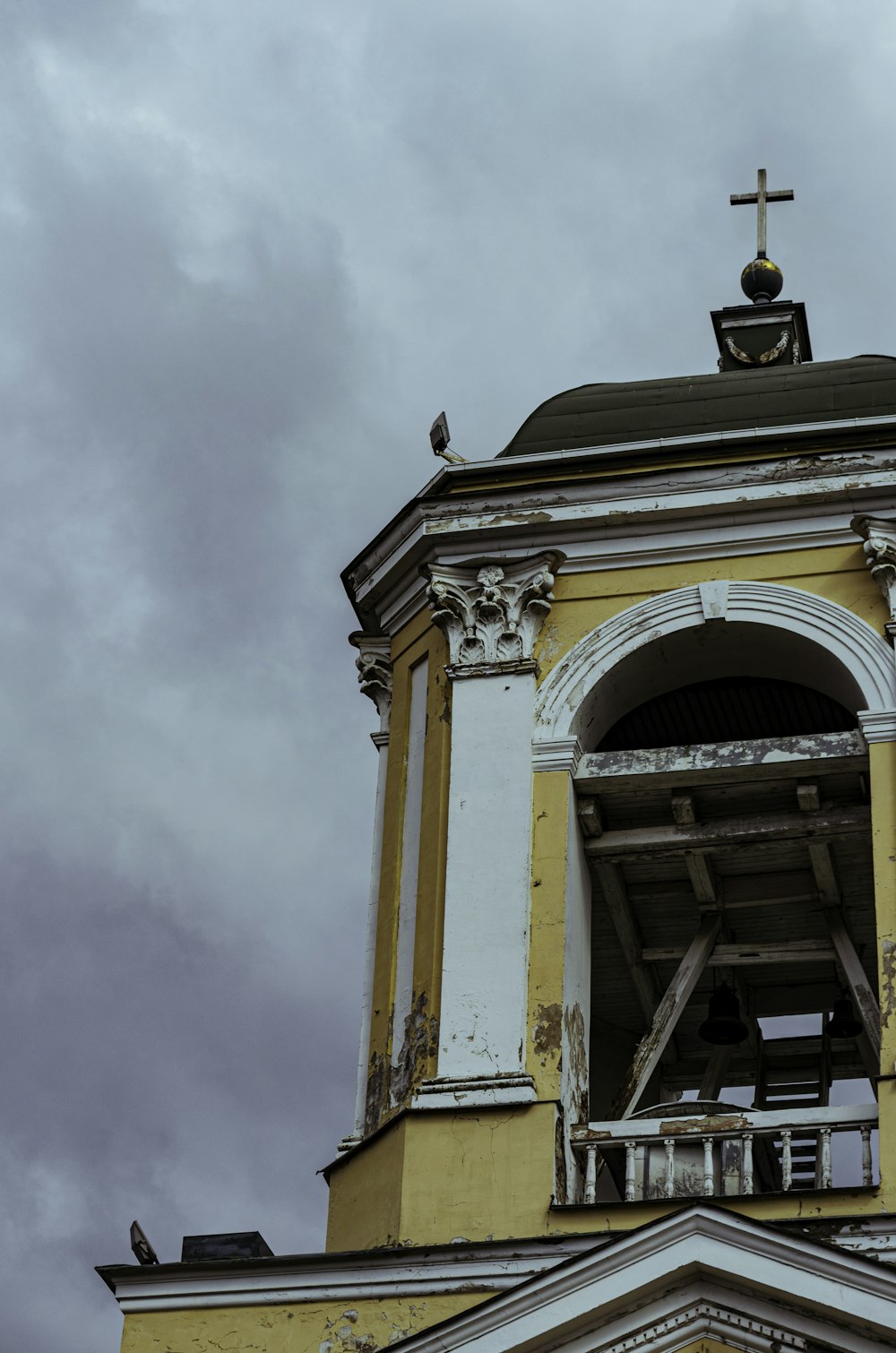 uma torre do relógio com uma cruz em cima dela