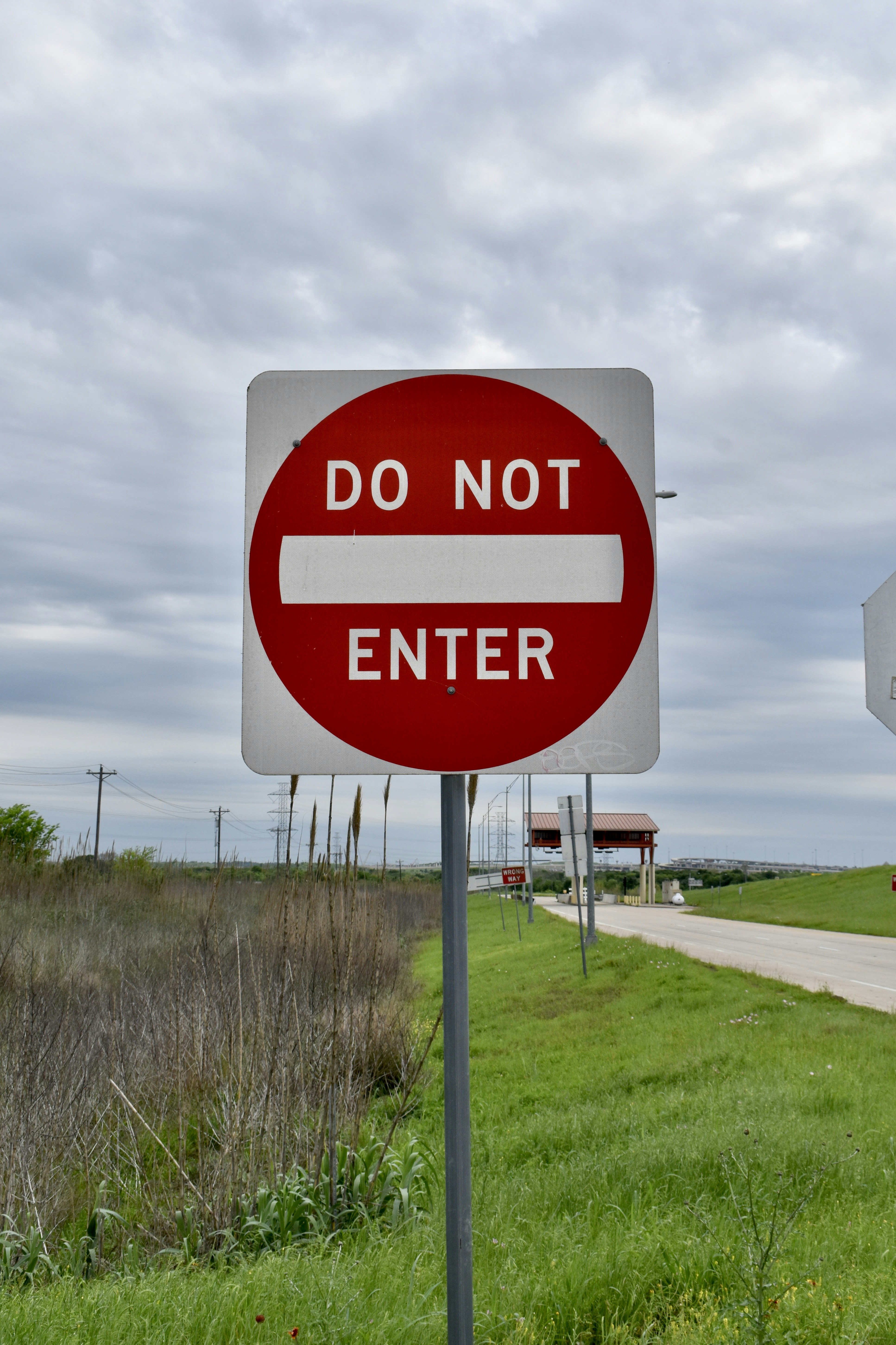 a red do not enter sign sitting on the side of a road