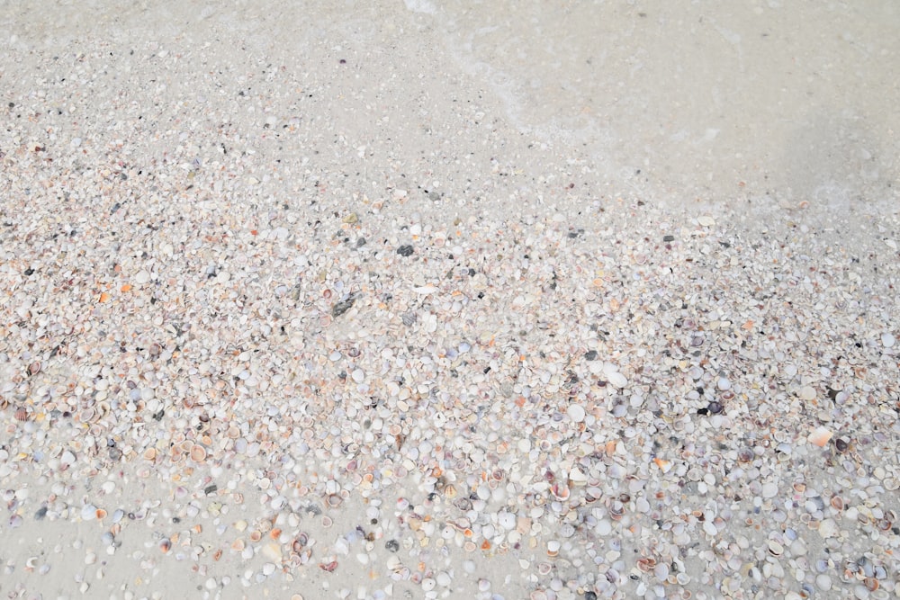 Gros plan d’une surface de sable et de gravier