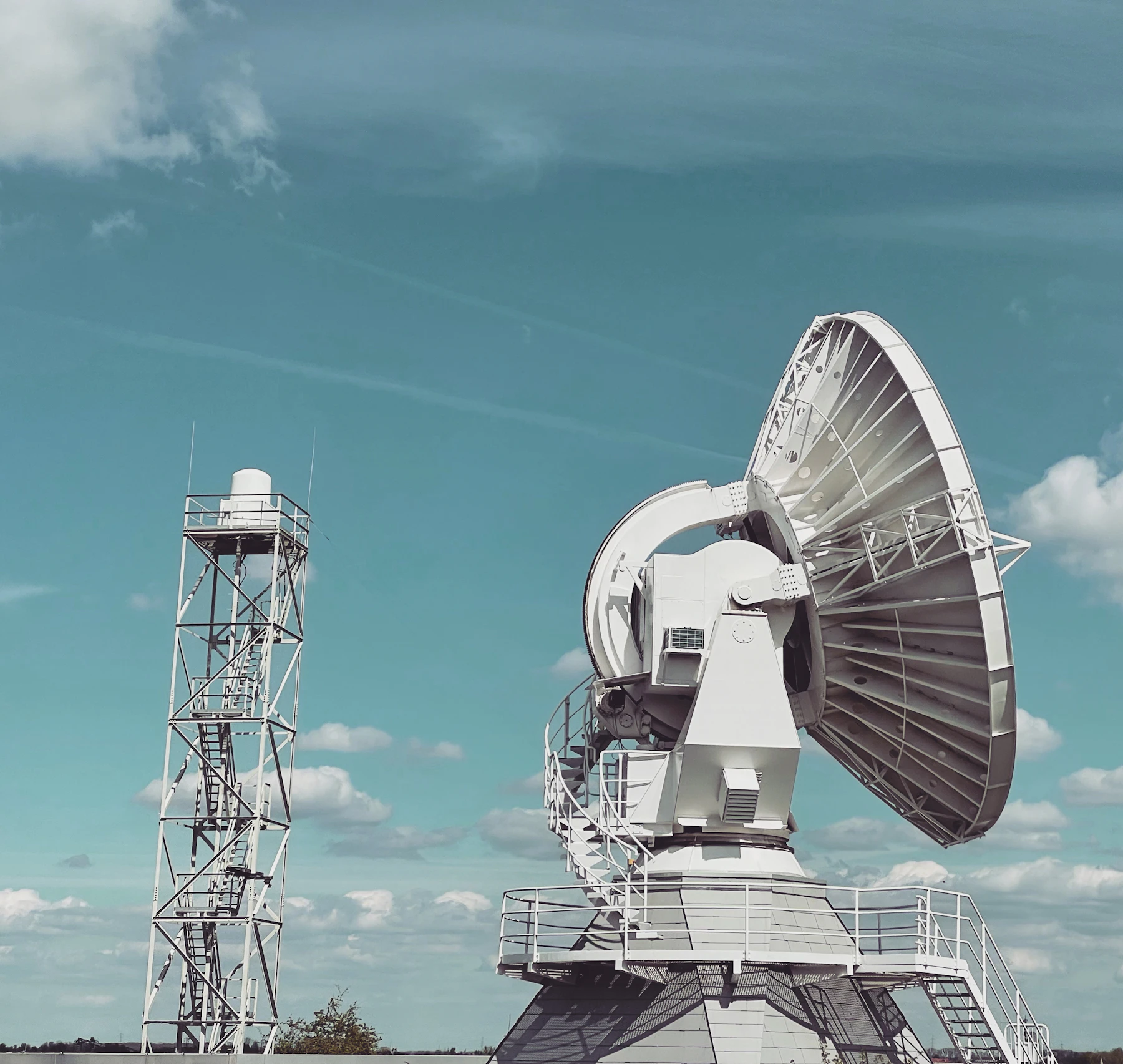 Grande parabola satellitare in un campo aperto