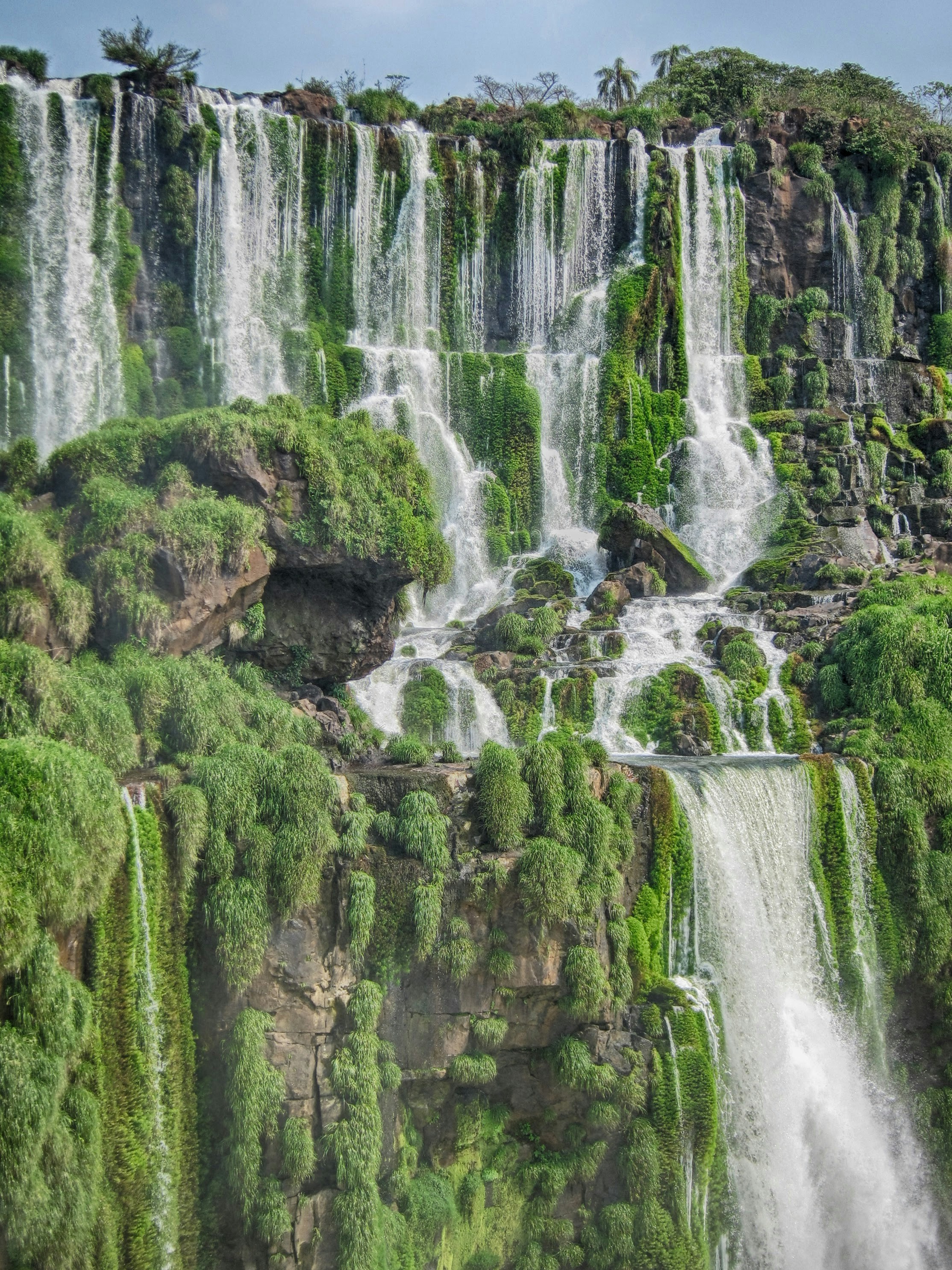 Una grande cascata con un sacco di cascata d'acqua