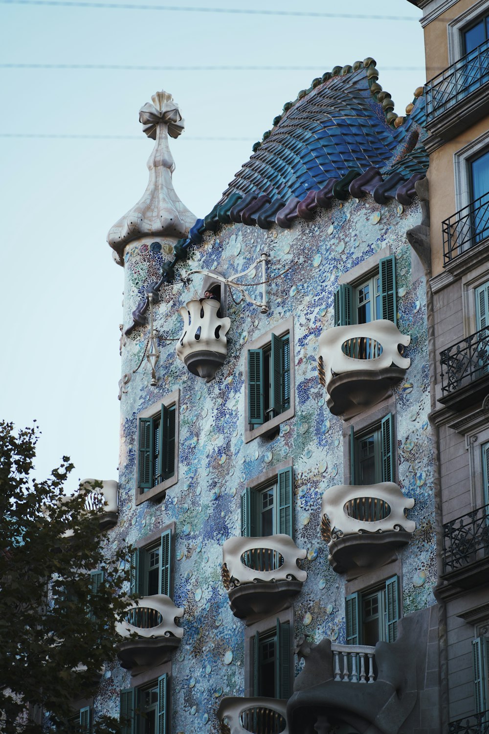 a building that has a lot of windows on it