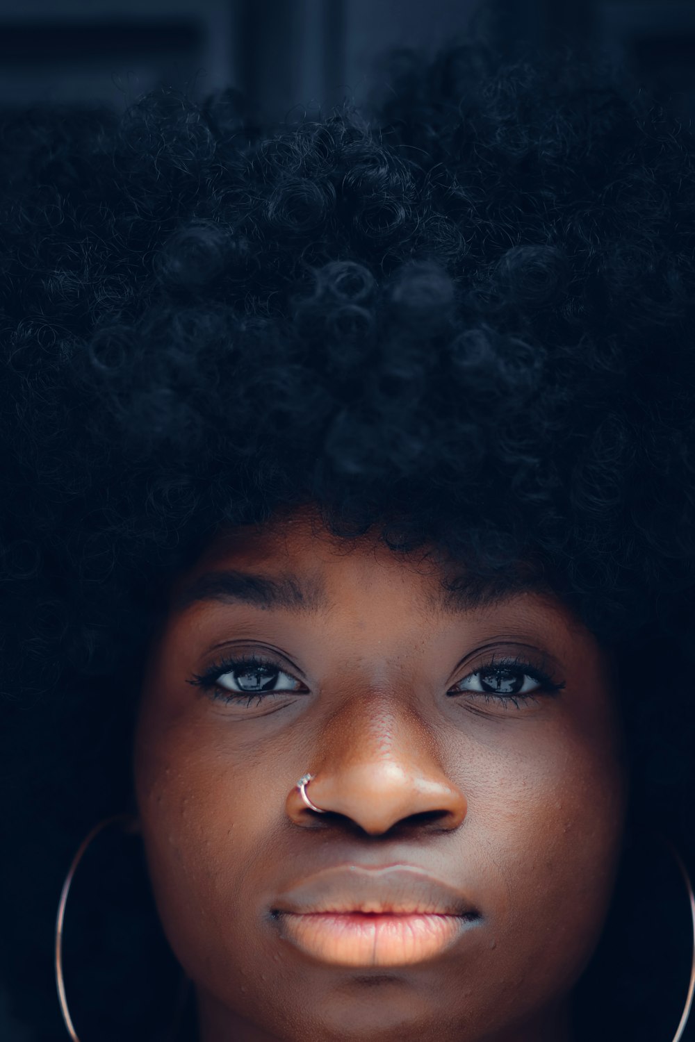 um close up de uma pessoa com um afro