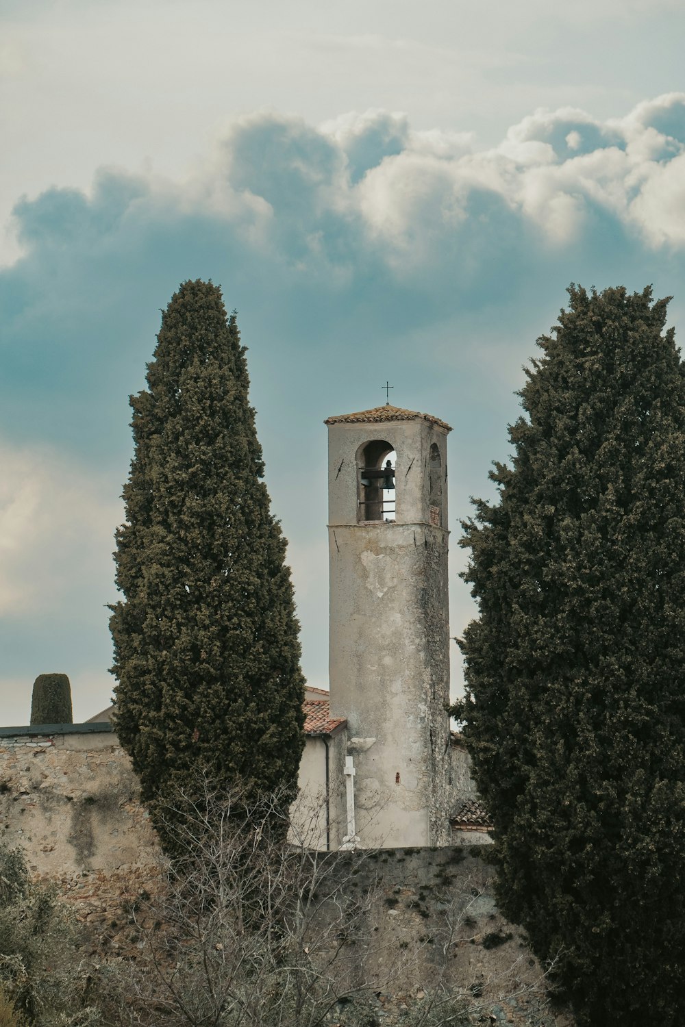 una torre alta con una campana en la parte superior