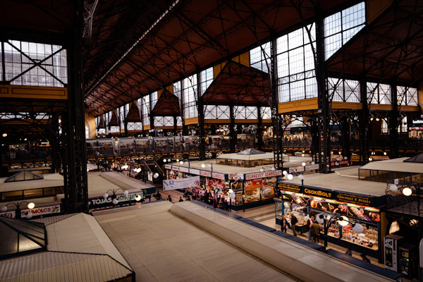 Mercado Central de Budapest con sus puestos de comida