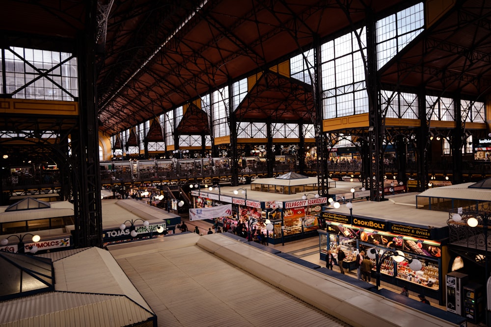 a train station filled with lots of people