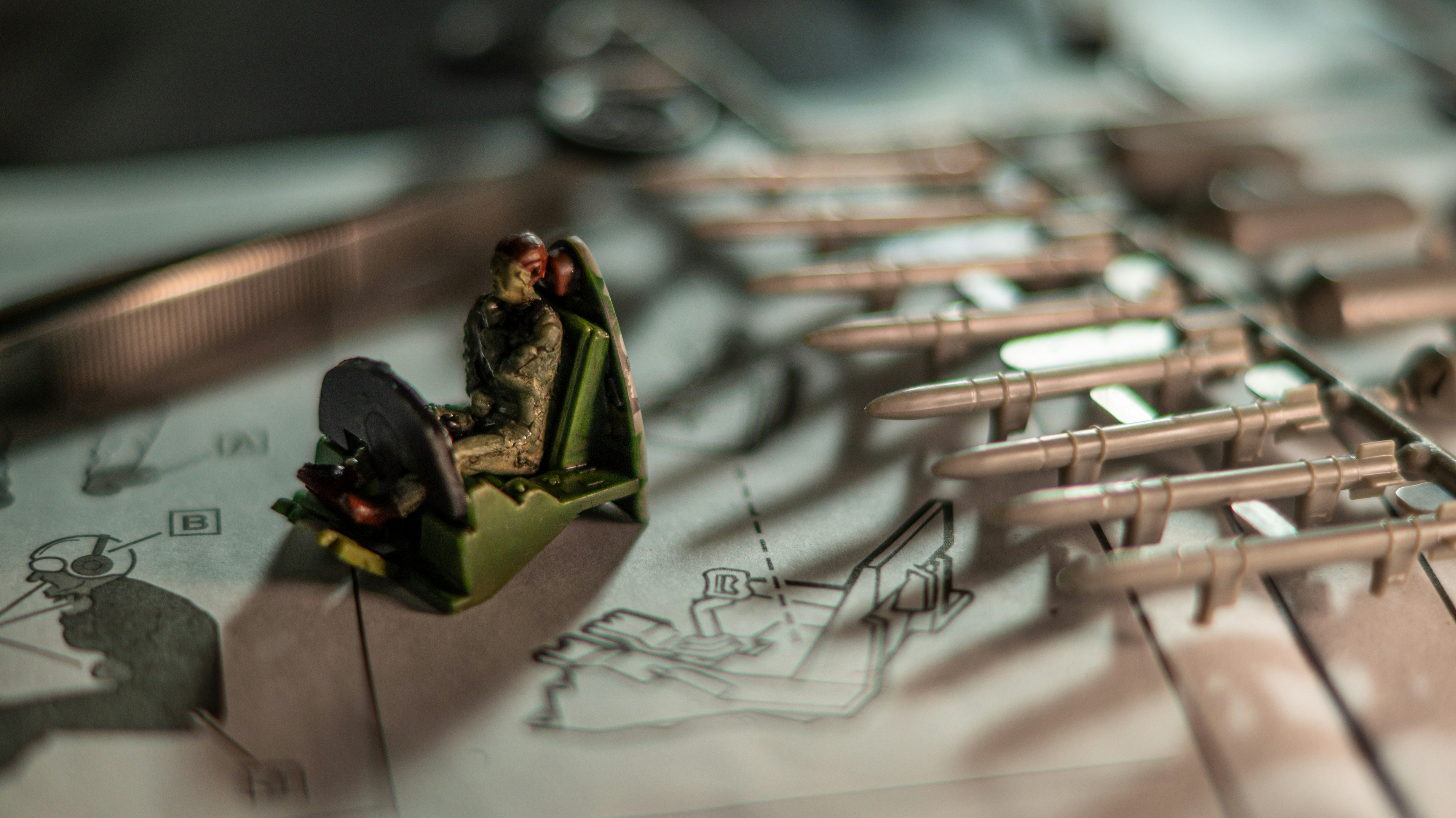 Gros plan d’un avion jouet sur une table