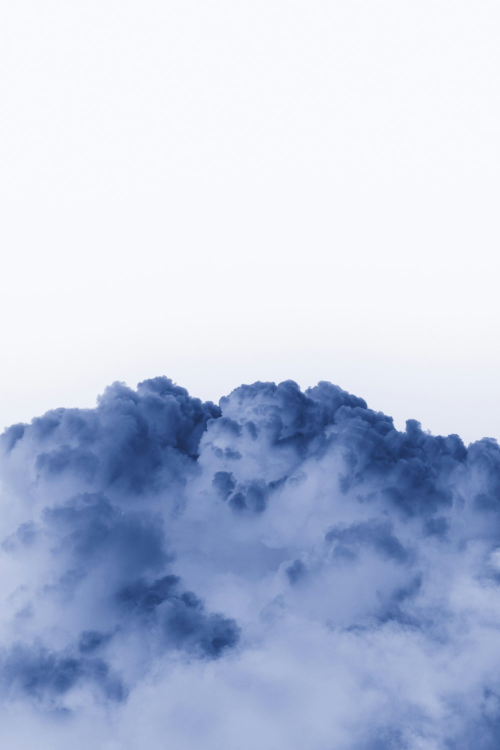 Un avión volando a través de las nubes en el cielo