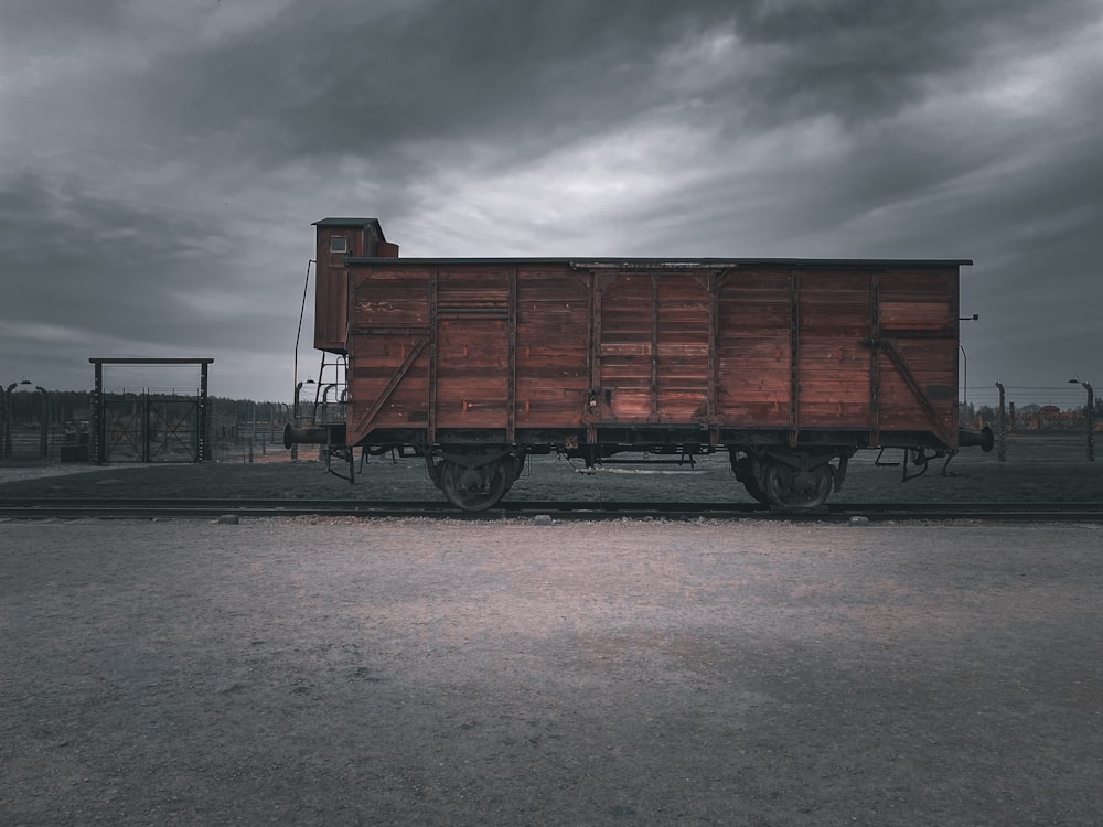 Ein Waggon auf den Gleisen unter bewölktem Himmel