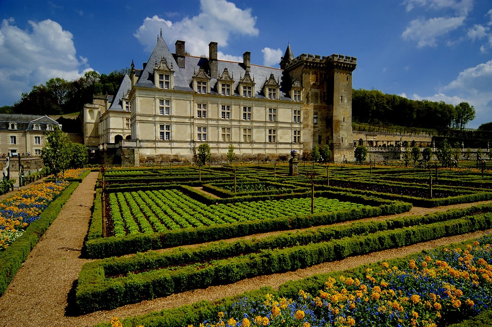 um grande edifício com um jardim em frente a ele