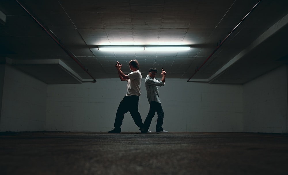 Dos jóvenes bailando en una habitación oscura