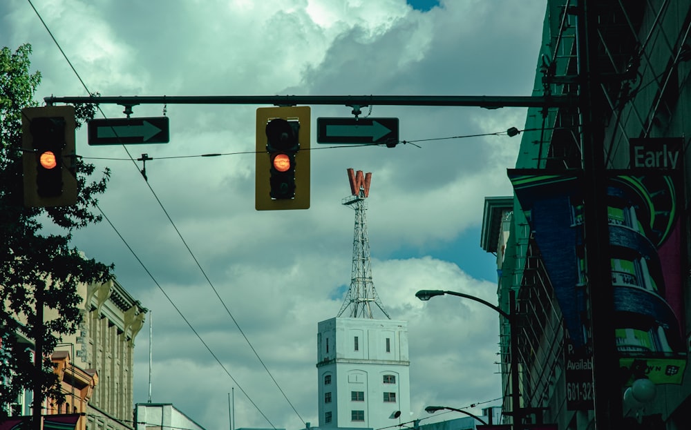 Un semáforo colgando sobre una calle de la ciudad