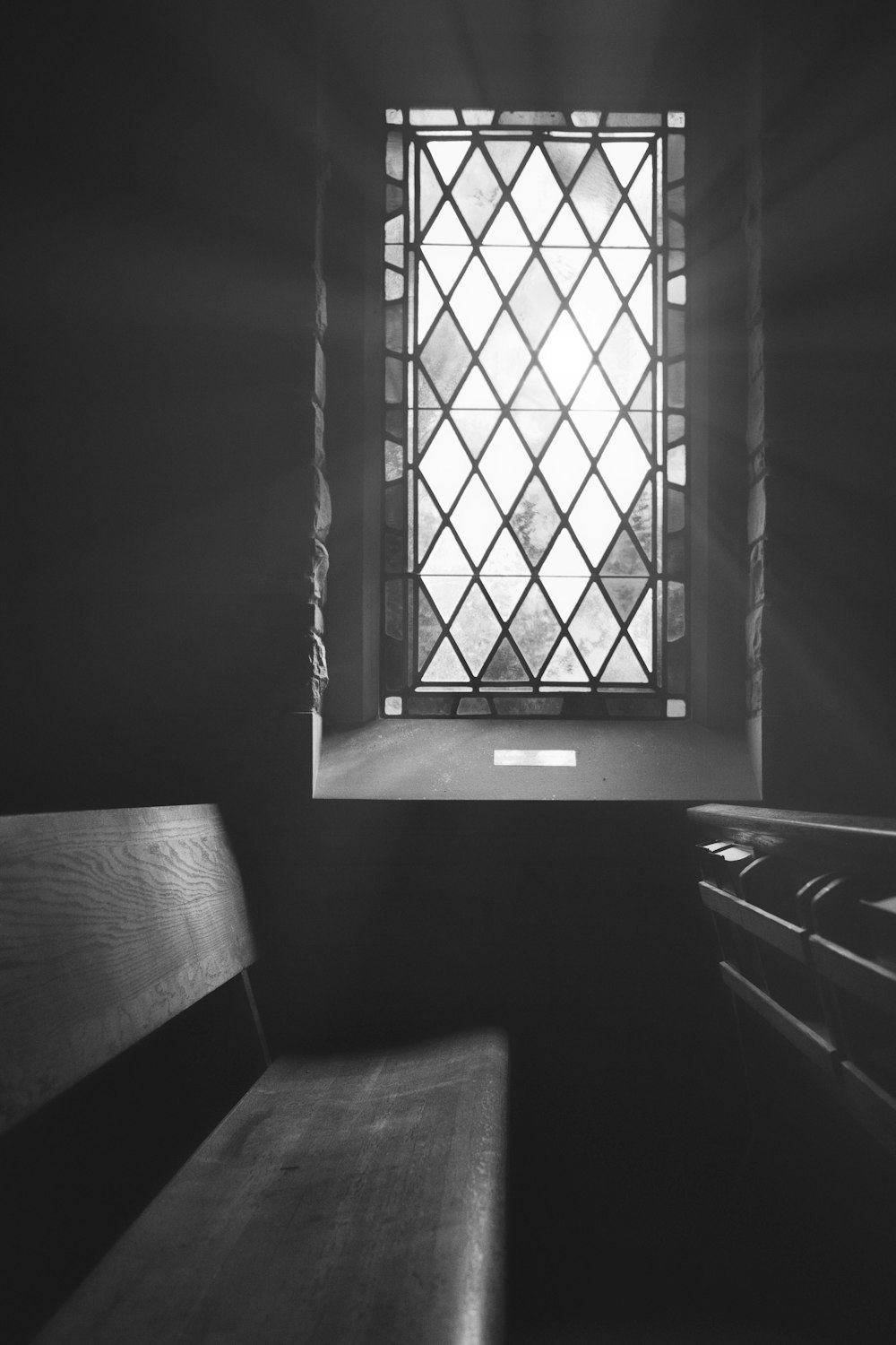 uma foto em preto e branco de uma janela da igreja