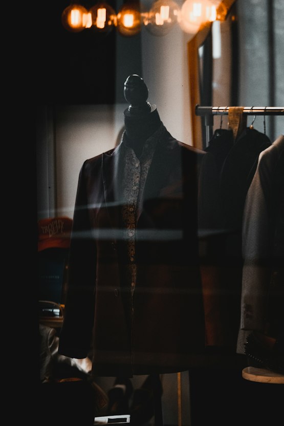 Chaqueta técnica azul oscuro en forma fantasma sobre fondo oscuro