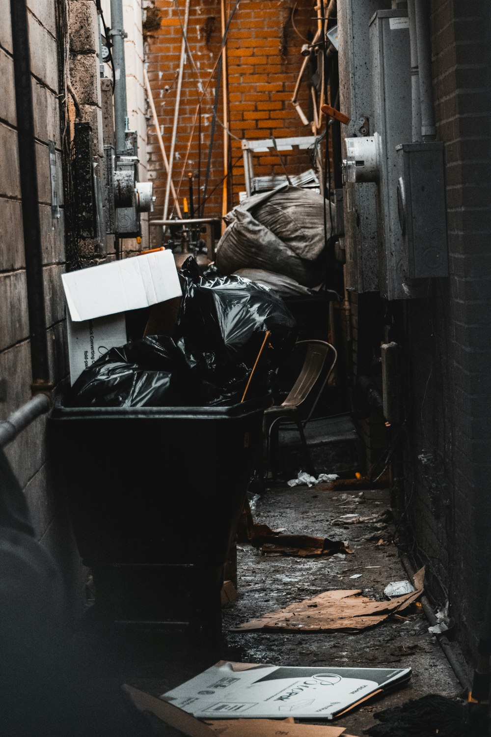 a trash can sitting in a narrow alley way