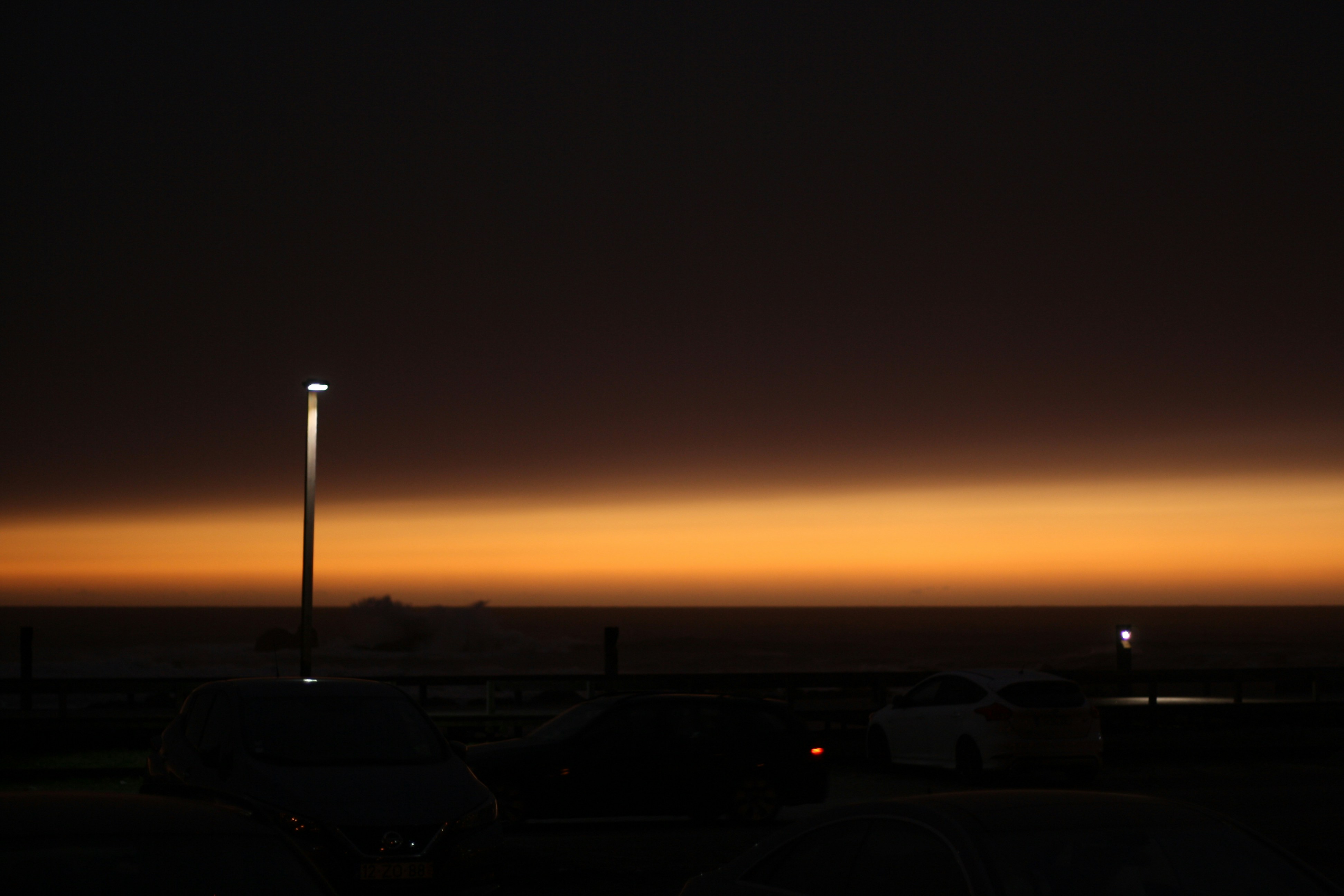 Un estacionamiento lleno de muchos autos estacionados