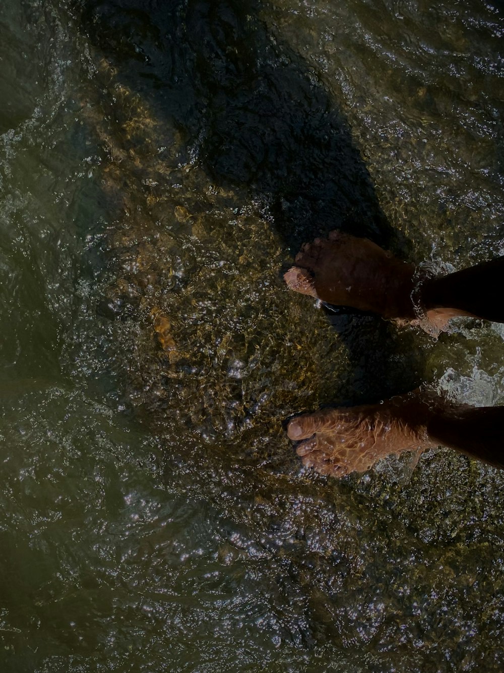 una persona in piedi in uno specchio d'acqua