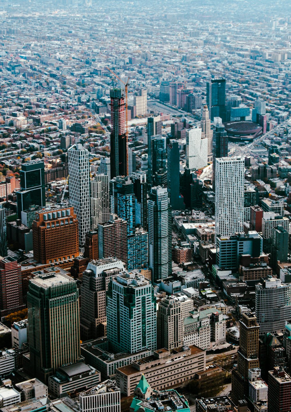 uma vista de uma cidade do topo de um edifício alto