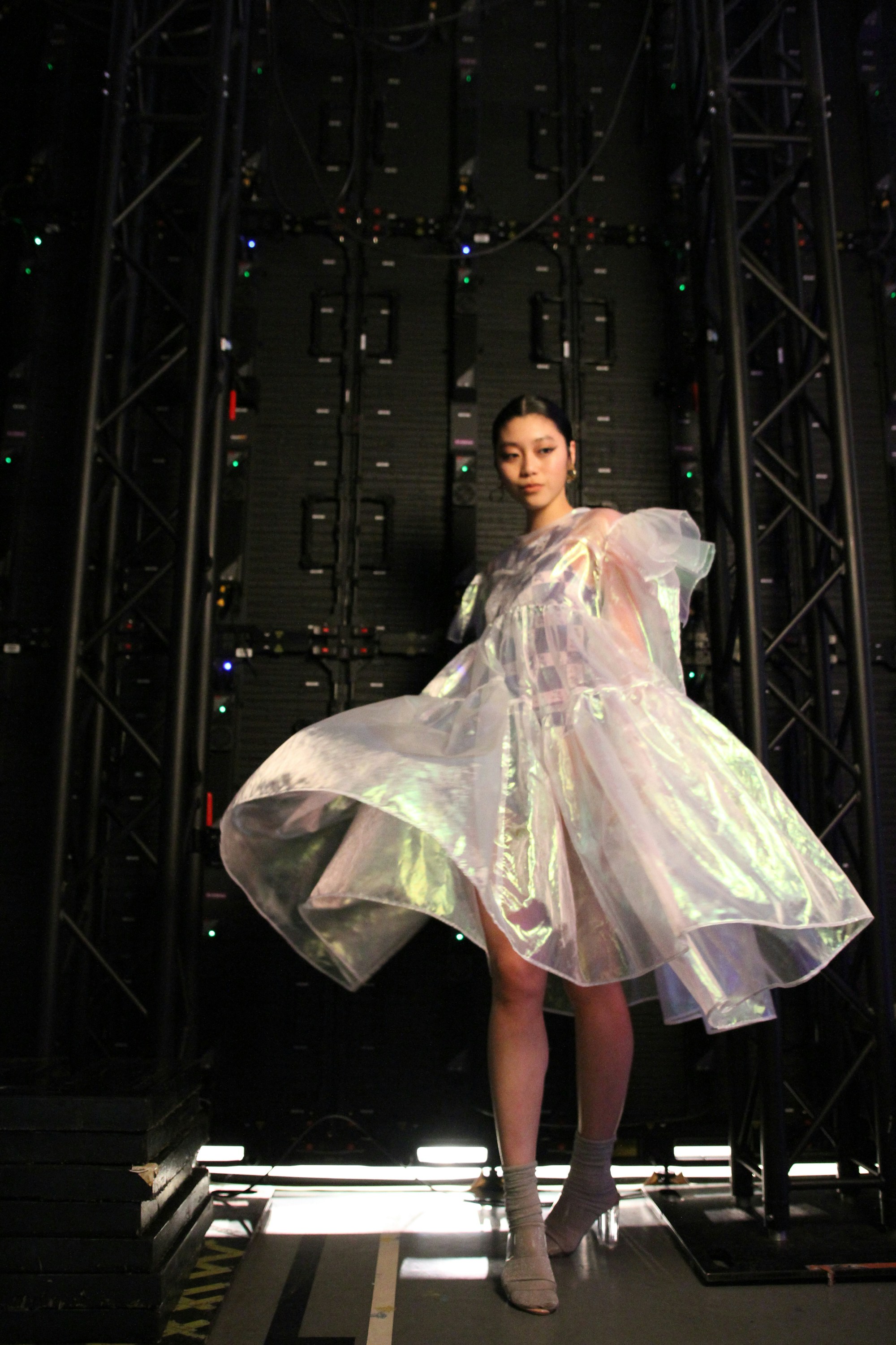 Şeffaf organze elbise podyumda