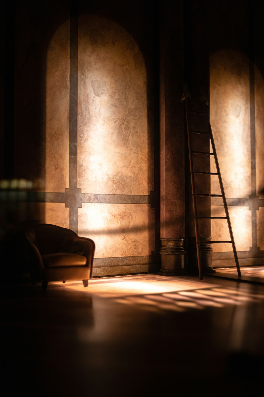 una silla y una escalera en una habitación poco iluminada