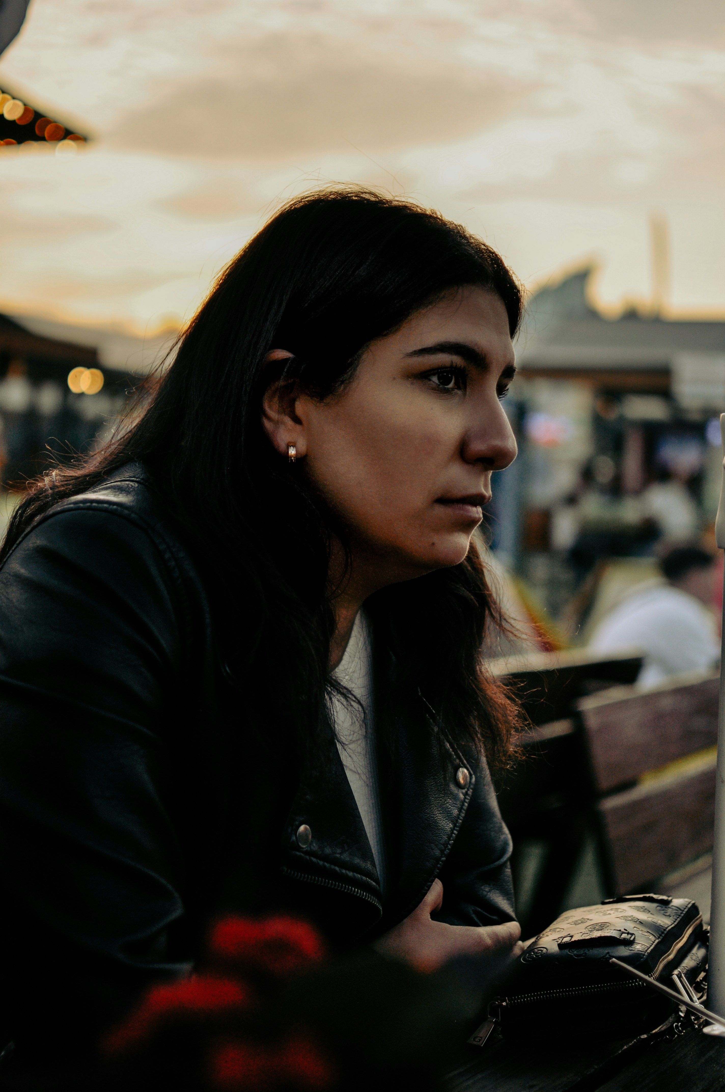 una donna seduta su una panchina in un parco