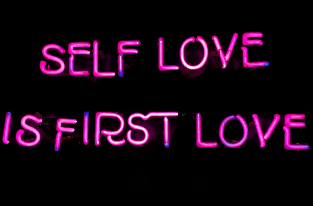 Un letrero de neón que dice que el amor propio es el primer amor