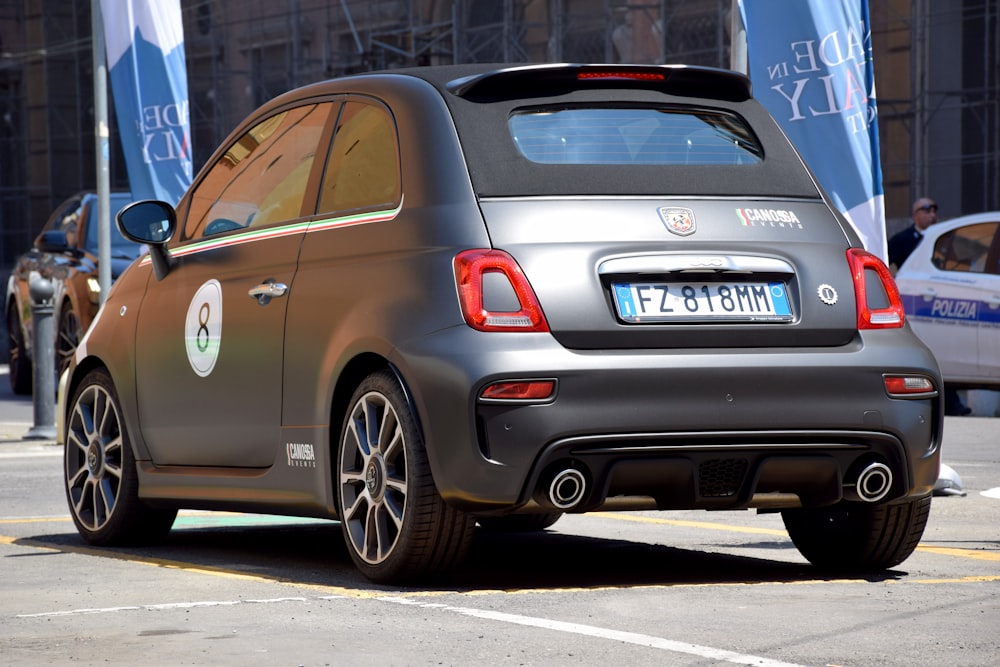 ein kleines Auto am Straßenrand geparkt