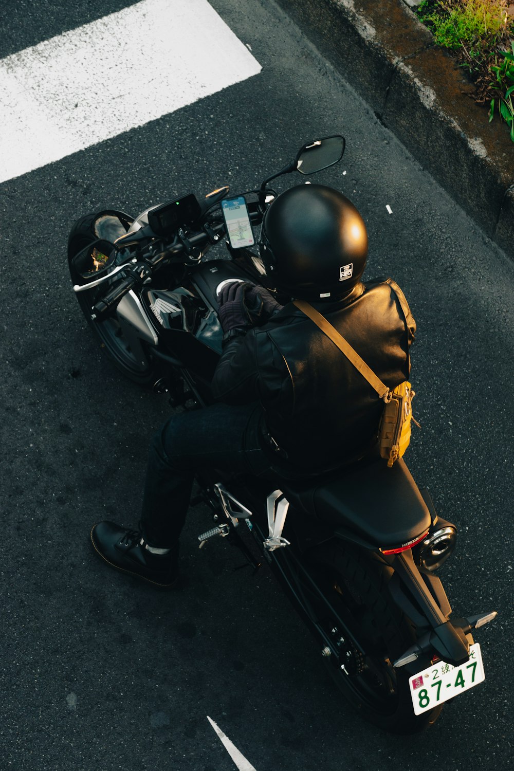 Una motocicleta está estacionada al costado de una carretera