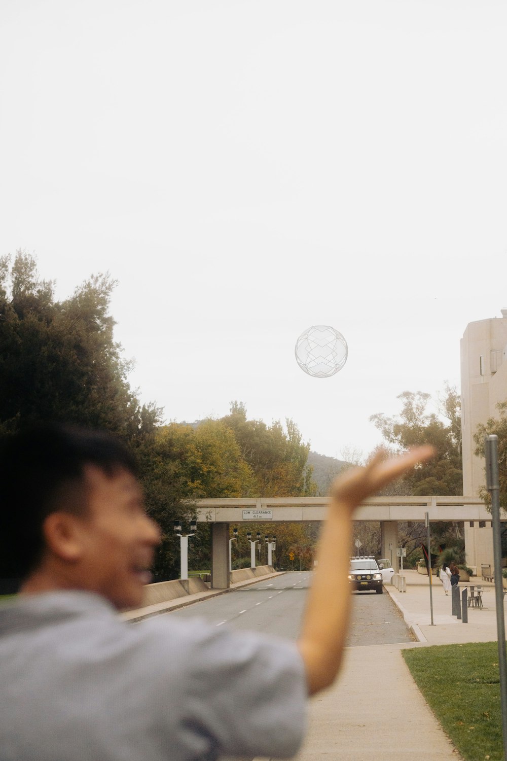 Un uomo sta lanciando un frisbee in aria