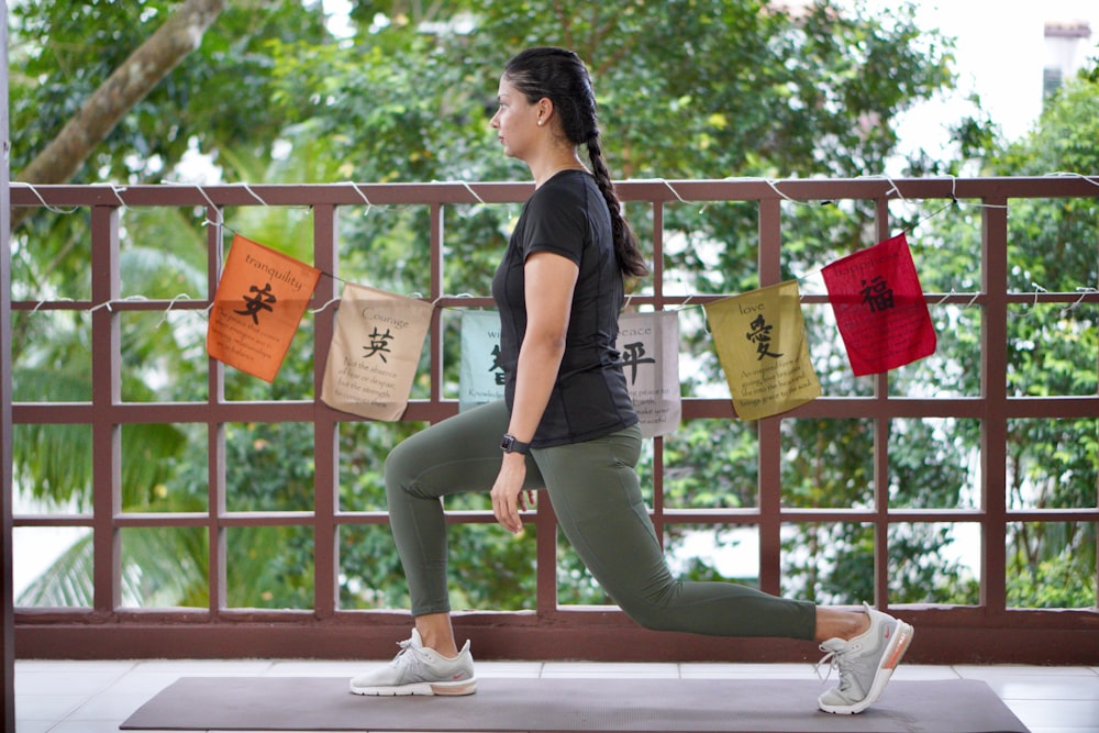 Una donna in camicia nera sta facendo yoga