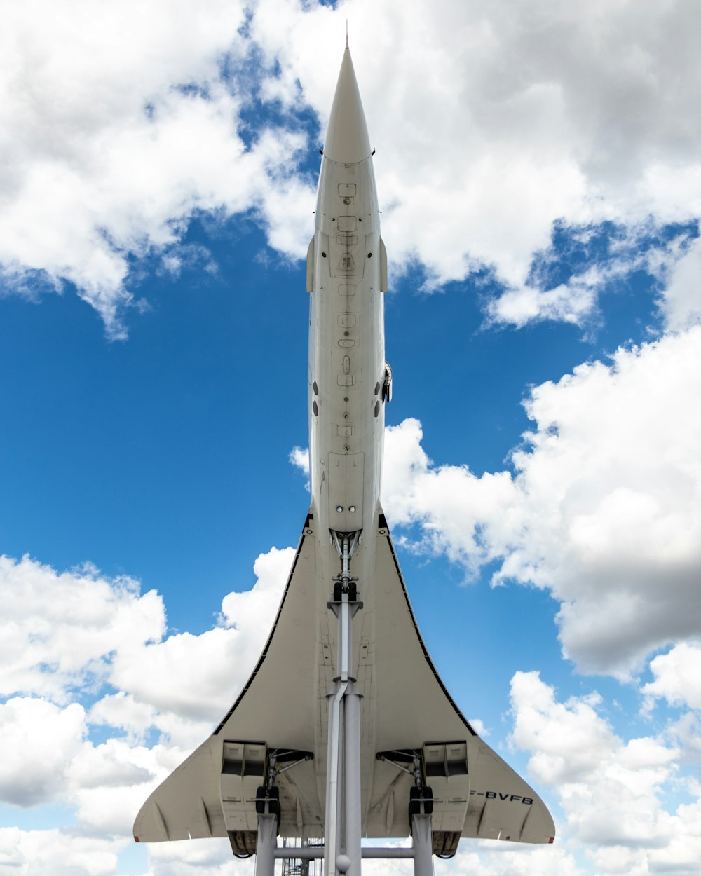 Un gran cohete blanco sentado encima de un soporte de metal