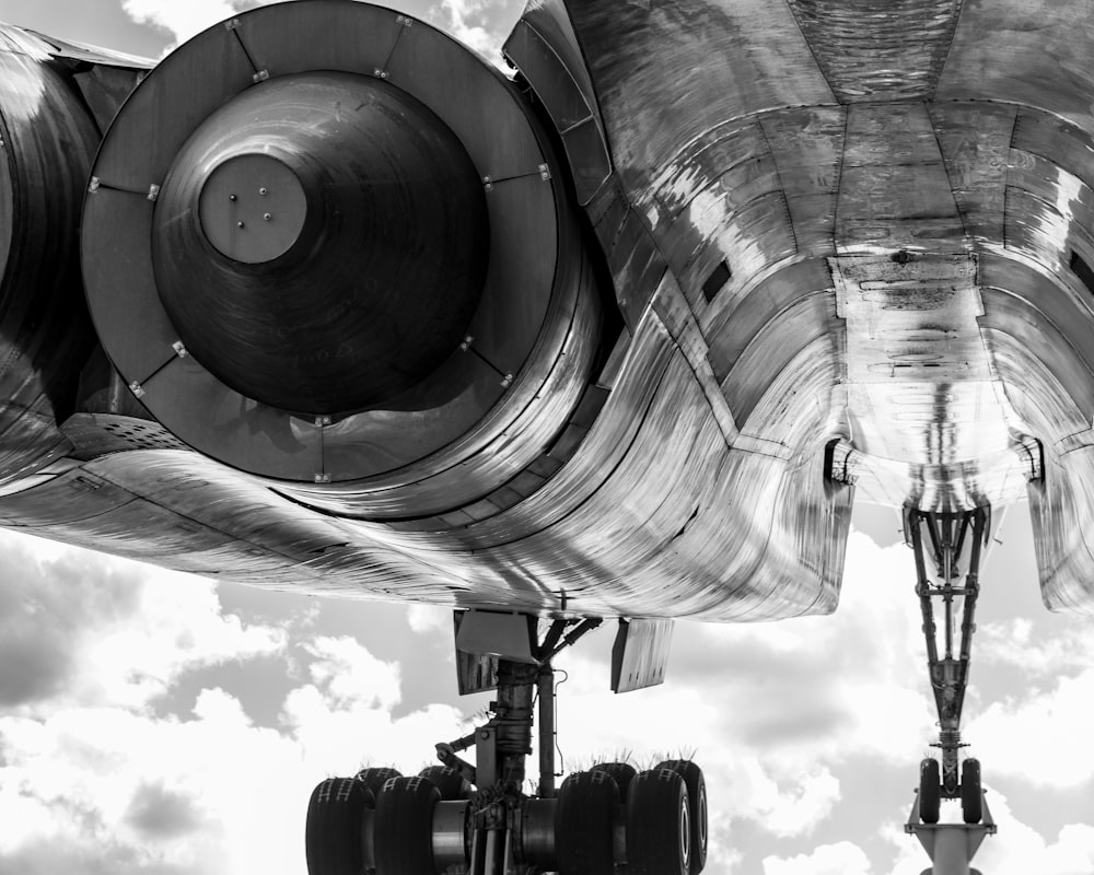 Un gran avión volando a través de un cielo nublado