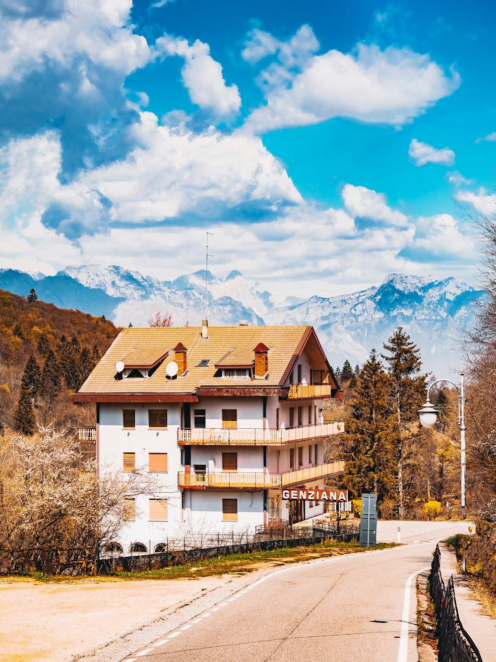 un grand bâtiment blanc assis sur le bord d’une route