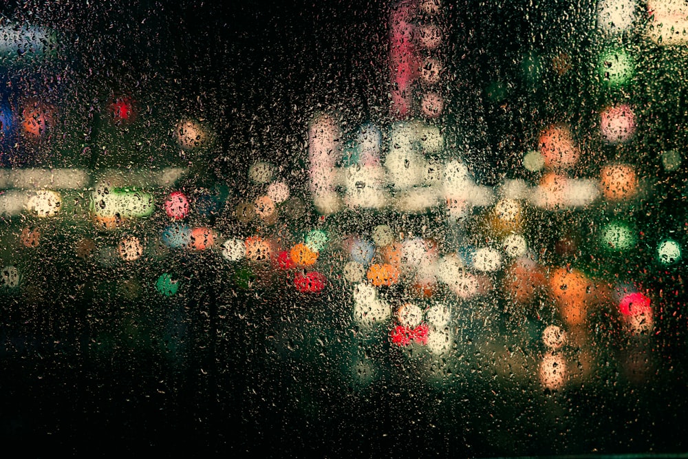 a blurry picture of a city street at night