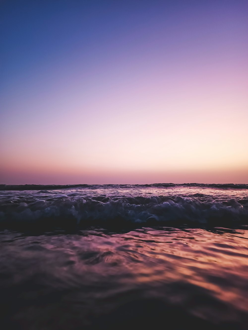 Le soleil se couche sur les vagues de l’océan