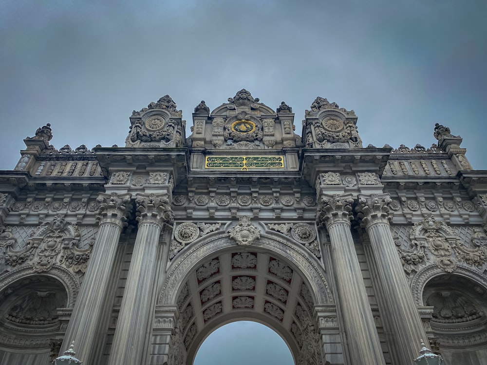 Un très grand bâtiment avec une horloge sur le côté