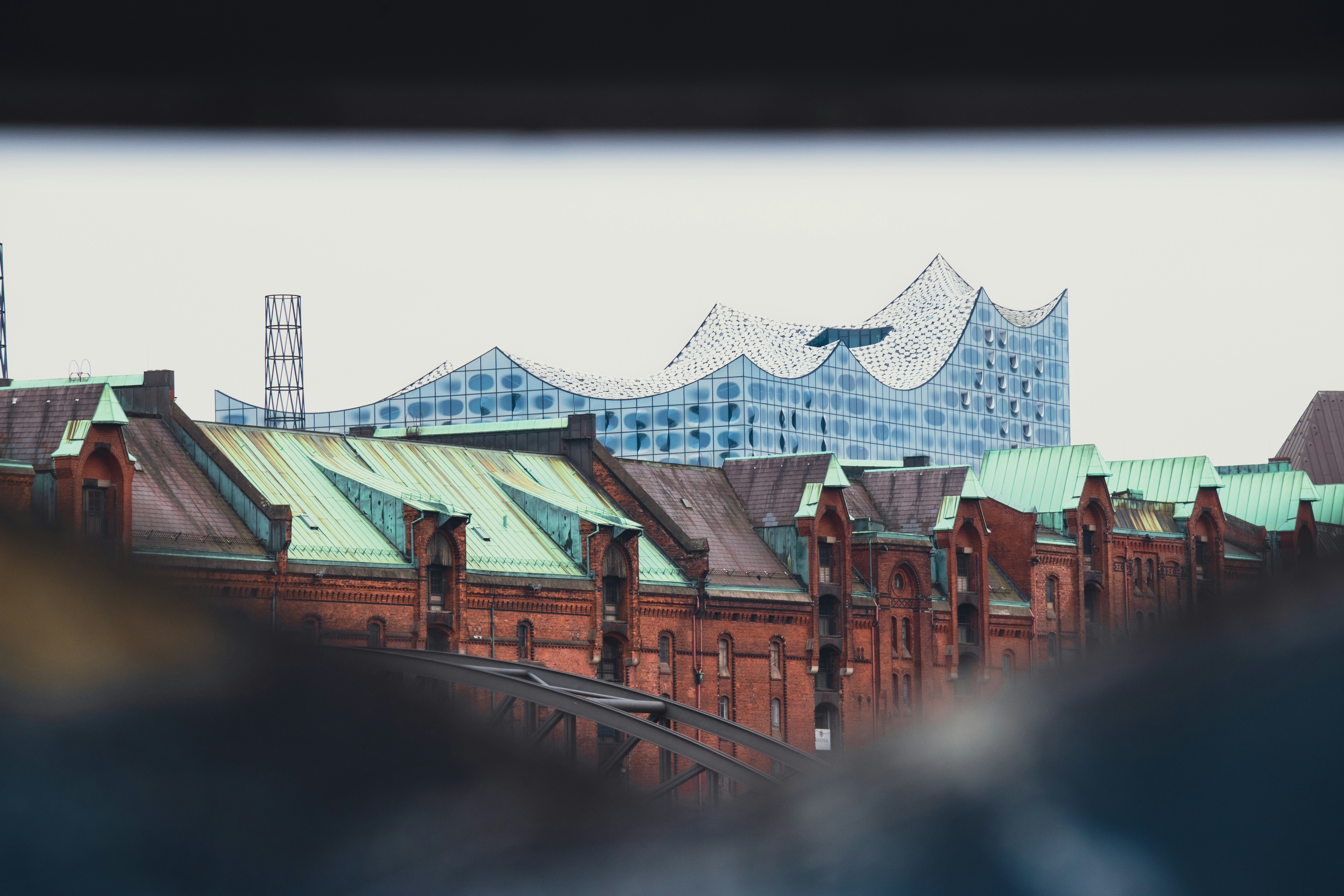 Blick auf ein Gebäude mit begrüntem Dach