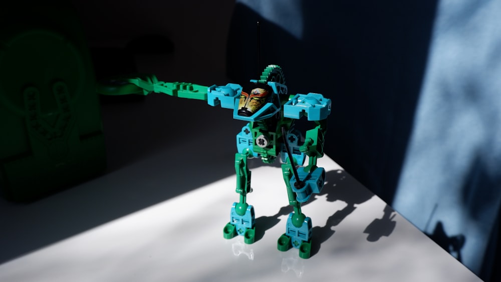 Ein LEGO Roboter steht auf einem Tisch