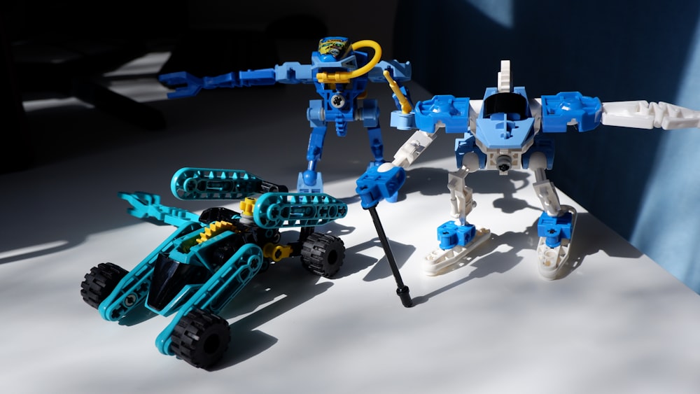 Ein Lego-Roboter und ein Spielzeugauto auf einem Tisch
