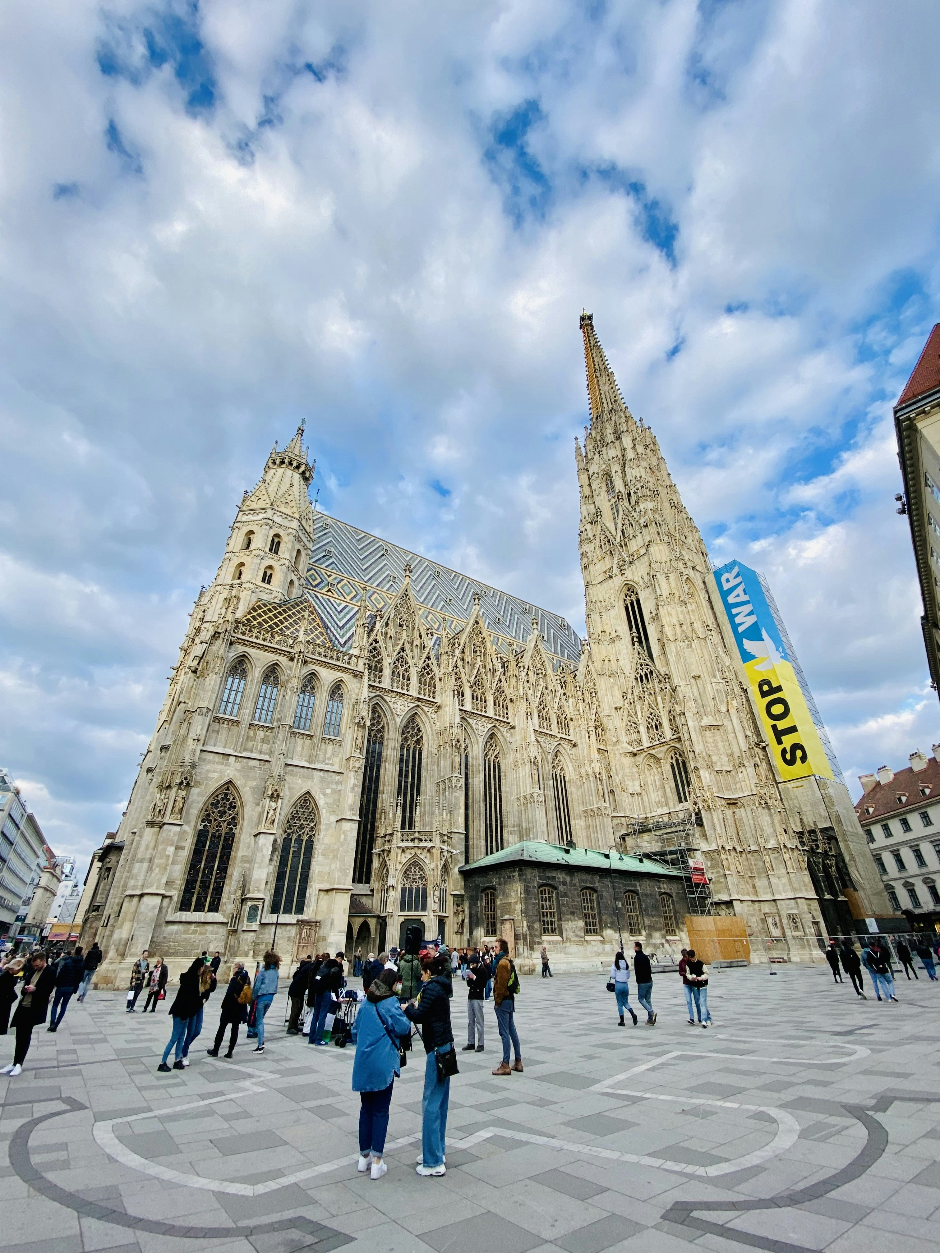 Un groupe de personnes debout devant une grande cathédrale
