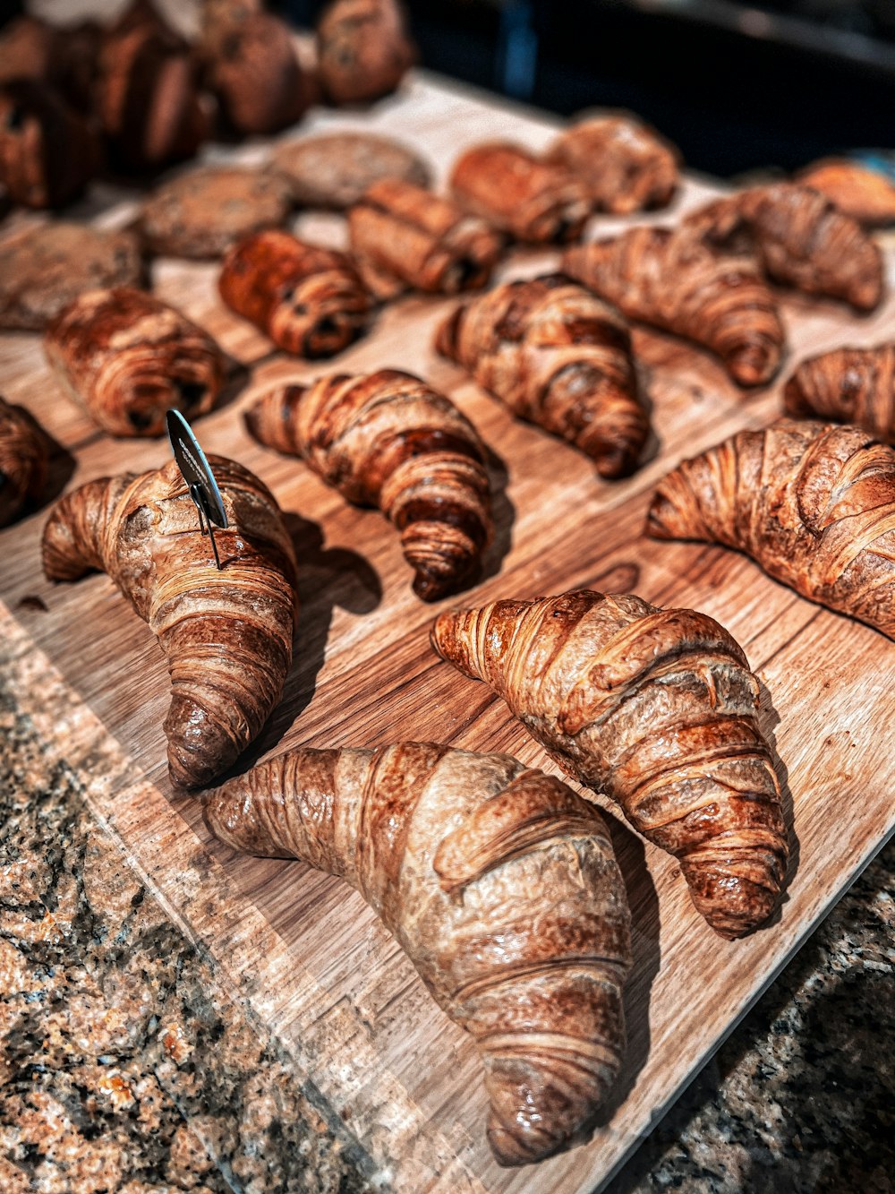 un tas de croissants qui sont sur une planche à découper