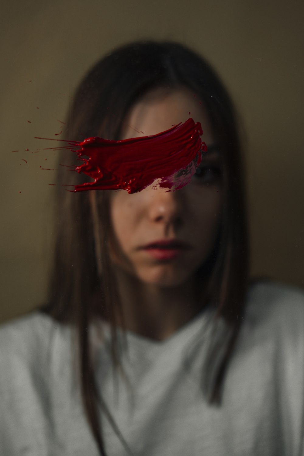 uma mulher com tinta vermelha em seu rosto