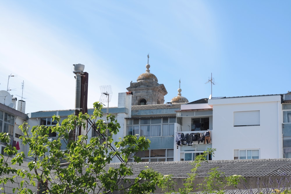 une vue d’un bâtiment de l’autre côté de la rue