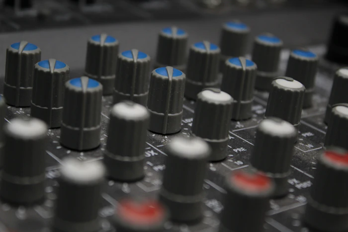 Mixpult při produkci — ukázková fotka