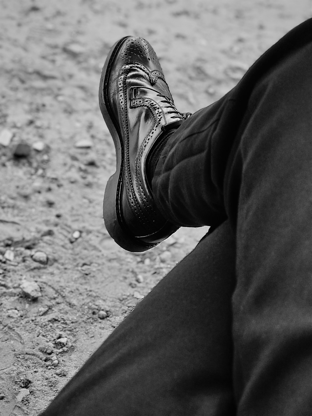 uma foto em preto e branco dos sapatos de uma pessoa