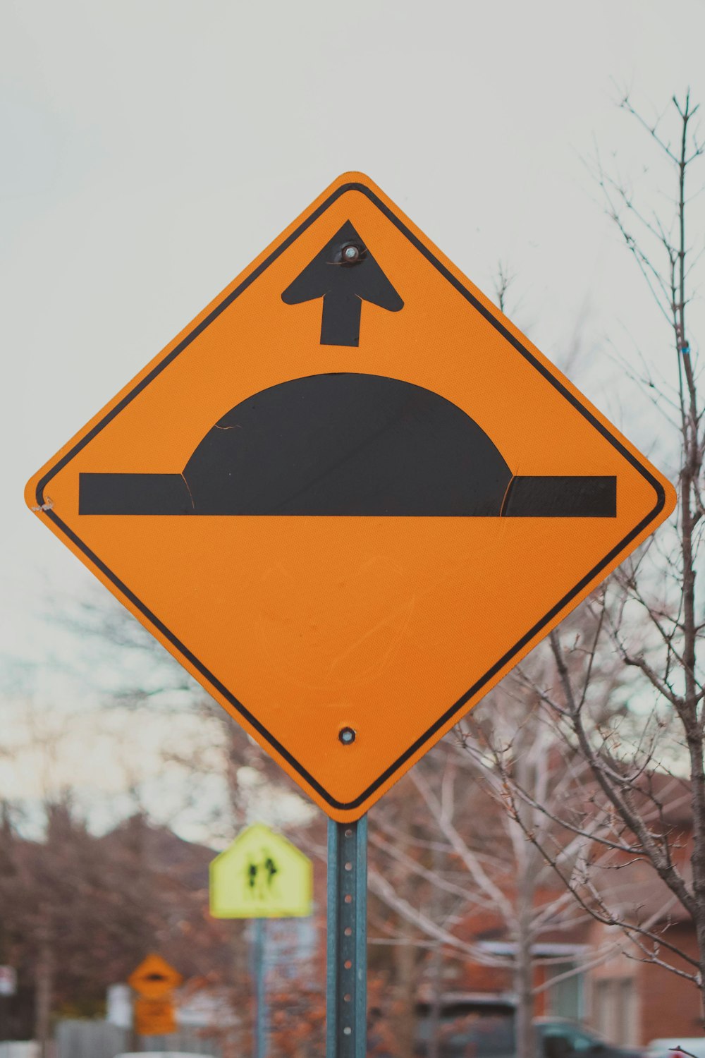 ein Straßenschild mit einem nach rechts zeigenden Pfeil