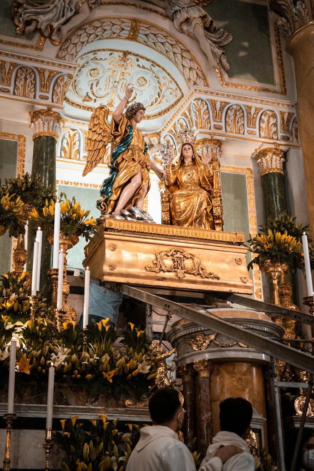 Una estatua de una mujer y un hombre en una iglesia